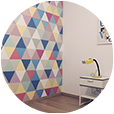 Vista de la pared pintada con triángulos multicolores del vertedero esta lleno de Picassos